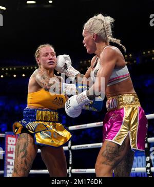 Ebanie Bridges (links) und Shannon O'Connell in Aktion bei ihrem IBF Bantamweight World Title in der ersten Direct Arena, Leeds. Foto: Samstag, 10. Dezember 2022. Stockfoto