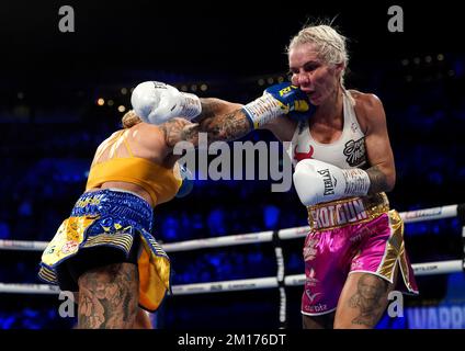 Ebanie Bridges (links) und Shannon O'Connell in Aktion bei ihrem IBF Bantamweight World Title in der ersten Direct Arena, Leeds. Foto: Samstag, 10. Dezember 2022. Stockfoto