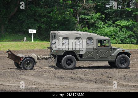 Präfektur Shizuoka, Japan – 10. Juli 2011: Japan Ground Self-Defense Force Toyota High Mobility Vehicle (HMV) mit Mortier 120mm Anhängemörtel RT. Stockfoto