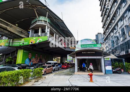 Kuala Lumpur, Malaysia - Dezember 2022: MRT Bukit Bintang Station in Kuala Lumpur. Bukit Bintang ist das Einkaufs- und Unterhaltungsviertel von KL Stockfoto