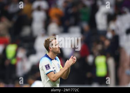 Al-Khor, Katar. 10.. Dezember 2022. Harry Kane aus England reagiert, nachdem er das Viertelfinale zwischen England und Frankreich bei der FIFA-Weltmeisterschaft 2022 im Al Bayt Stadium in Al Khor, Katar, am 10. Dezember 2022 verloren hat. Kredit: Pan Yulong/Xinhua/Alamy Live News Stockfoto