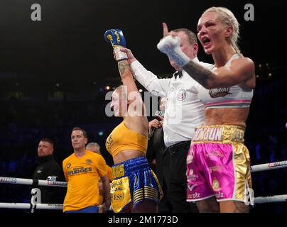 Ebanie Bridges (links) wird nach dem IBF Bantamweight World Title in der First Direct Arena, Leeds, zum Gewinner von Shannon O'Connell erklärt. Foto: Samstag, 10. Dezember 2022. Stockfoto