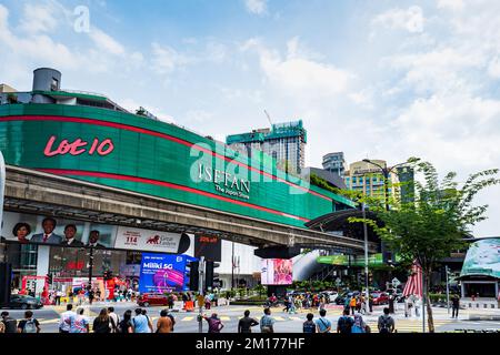 Kuala Lumpur, Malaysia - Dezember 2022: Bukit Bintang und Umgebung, Downtown Kuala Lumpur. Bukit Bintang ist das beliebte Einkaufs- und Unterhaltungsviertel Stockfoto