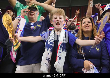 Al-Khor, Katar. 11.. Dezember 2022. Französische Fans feiern am 10. Dezember 2022 im Al Bayt Stadium, Al Khor, Katar, beim FIFA-Weltmeisterschaftsfinale im 2022. Quartal zwischen England und Frankreich den Sieg über England. Foto von Peter Dovgan. Nur redaktionelle Verwendung, Lizenz für kommerzielle Verwendung erforderlich. Keine Verwendung bei Wetten, Spielen oder Veröffentlichungen von Clubs/Ligen/Spielern. Kredit: UK Sports Pics Ltd/Alamy Live News Stockfoto