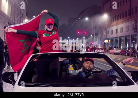 Turin, Italien. 10.. Dezember 2022. Fans der marokkanischen Fußballmannschaft feiern den Sieg gegen Portugal nach dem Viertelfinalspiel der FIFA-Weltmeisterschaft zwischen Marokko und Portugal. Kredit: MLBARIONA/Alamy Live News Stockfoto