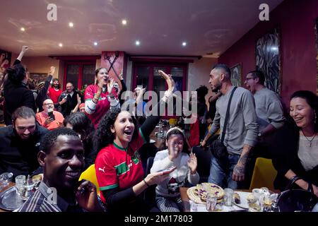 Turin, Italien. 10.. Dezember 2022. Fans der marokkanischen Fußballmannschaft feiern den Sieg gegen Portugal nach dem Viertelfinalspiel der FIFA-Weltmeisterschaft zwischen Marokko und Portugal. Kredit: MLBARIONA/Alamy Live News Stockfoto