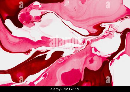 Verstreuter Acryllack. Abstrakter Hintergrund, hergestellt in der Technik der flüssigen Kunst. Darstellung der Farben von 2023 - Viva Magenta. Stockfoto
