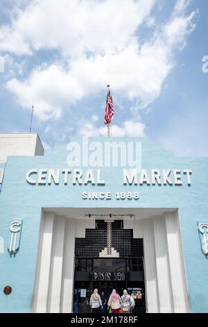 Kuala Lumpur, Malaysia - Dezember 2022: Zentraler Markt und Schild am berühmten Gebäude im Art déco-Stil. Beliebte Touristenattraktion in Kuala Lumpur Stockfoto