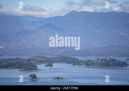 Suchitoto, El Salvador. 10.. Dezember 2022. Blick auf den Suchitlan-See in Suchitoto. Der Suchitlan-See ist der größte See von El Salvador, der sich über 134 Kilometer erstreckt und vier Regionen von Chalatenango, Cabañas, Cuscatlan und San Salvador umfasst. (Foto: Camilo Freedman/SOPA Images/Sipa USA) Guthaben: SIPA USA/Alamy Live News Stockfoto