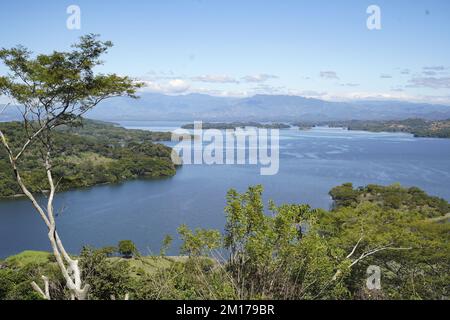 Suchitoto, El Salvador. 10.. Dezember 2022. Blick auf den Suchitlan-See in Suchitoto. Der Suchitlan-See ist der größte See von El Salvador, der sich über 134 Kilometer erstreckt und vier Regionen von Chalatenango, Cabañas, Cuscatlan und San Salvador umfasst. (Foto: Camilo Freedman/SOPA Images/Sipa USA) Guthaben: SIPA USA/Alamy Live News Stockfoto