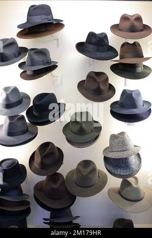 Lock & Co Hatters verkauft eine große Auswahl an Herrenhüten, von Seidenhüten bis hin zu Panamas., London, Vereinigtes Königreich. Stockfoto