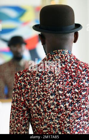 Gut gekleideter, schwarzer englischer Gentleman mit Bowler-Hut Stockfoto