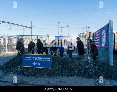 Bronx, Usa. 09.. Dezember 2022. Kathy Hochul, Gouverneur des Bundesstaats New York, hält bei einer bahnbrechenden Zeremonie und später eine Pressekonferenz ab, um Einzelheiten über die Erweiterung des Projekts Metro North Penn Station Access in der Bronx zu erfahren. (Foto: Steve Sanchez/Pacific Press) Kredit: Pacific Press Media Production Corp./Alamy Live News Stockfoto