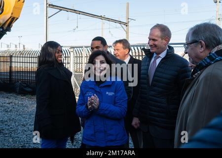 Bronx, Usa. 09.. Dezember 2022. Kathy Hochul, Gouverneur des Bundesstaats New York, hält bei einer bahnbrechenden Zeremonie und später eine Pressekonferenz ab, um Einzelheiten über die Erweiterung des Projekts Metro North Penn Station Access in der Bronx zu erfahren. (Foto: Steve Sanchez/Pacific Press) Kredit: Pacific Press Media Production Corp./Alamy Live News Stockfoto