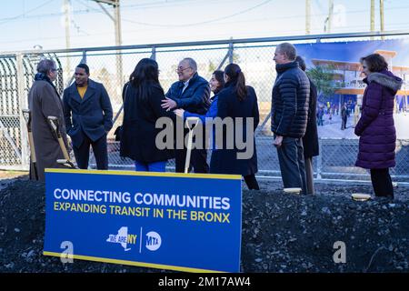 Bronx, Usa. 09.. Dezember 2022. Kathy Hochul, Gouverneur des Bundesstaats New York, hält bei einer bahnbrechenden Zeremonie und später eine Pressekonferenz ab, um Einzelheiten über die Erweiterung des Projekts Metro North Penn Station Access in der Bronx zu erfahren. (Foto: Steve Sanchez/Pacific Press) Kredit: Pacific Press Media Production Corp./Alamy Live News Stockfoto