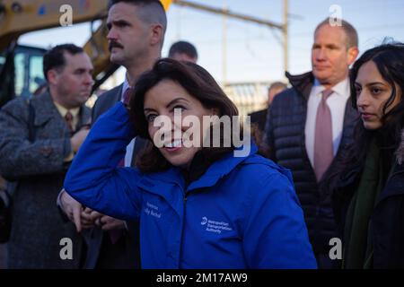 Bronx, Usa. 09.. Dezember 2022. Kathy Hochul, Gouverneur des Bundesstaats New York, hält bei einer bahnbrechenden Zeremonie und später eine Pressekonferenz ab, um Einzelheiten über die Erweiterung des Projekts Metro North Penn Station Access in der Bronx zu erfahren. (Foto: Steve Sanchez/Pacific Press) Kredit: Pacific Press Media Production Corp./Alamy Live News Stockfoto