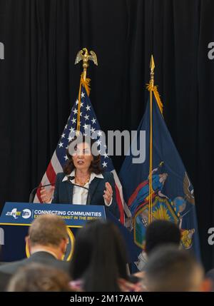 Bronx, Usa. 09.. Dezember 2022. Kathy Hochul, Gouverneur des Bundesstaats New York, hält bei einer bahnbrechenden Zeremonie und später eine Pressekonferenz ab, um Einzelheiten über die Erweiterung des Projekts Metro North Penn Station Access in der Bronx zu erfahren. (Foto: Steve Sanchez/Pacific Press) Kredit: Pacific Press Media Production Corp./Alamy Live News Stockfoto