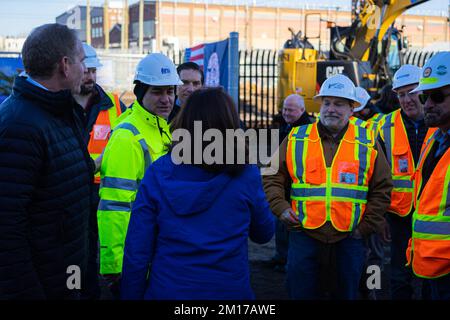 Bronx, Usa. 09.. Dezember 2022. Kathy Hochul, Gouverneur des Bundesstaats New York, hält bei einer bahnbrechenden Zeremonie und später eine Pressekonferenz ab, um Einzelheiten über die Erweiterung des Projekts Metro North Penn Station Access in der Bronx zu erfahren. (Foto: Steve Sanchez/Pacific Press) Kredit: Pacific Press Media Production Corp./Alamy Live News Stockfoto