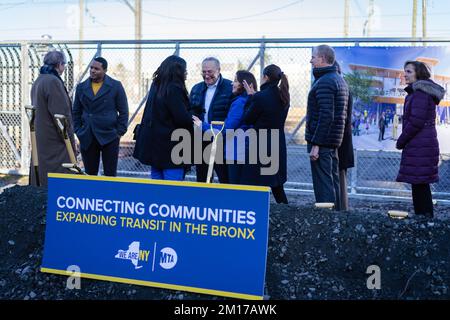 Bronx, Usa. 09.. Dezember 2022. Kathy Hochul, Gouverneur des Bundesstaats New York, hält bei einer bahnbrechenden Zeremonie und später eine Pressekonferenz ab, um Einzelheiten über die Erweiterung des Projekts Metro North Penn Station Access in der Bronx zu erfahren. (Foto: Steve Sanchez/Pacific Press) Kredit: Pacific Press Media Production Corp./Alamy Live News Stockfoto