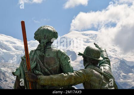 Denkmal für den Reiseleiter Jacques Balmat und Horace-Bénédict de Saussure, der als Gründer des Bergsteigens gilt, Chamonix, Haute Saussure, Frankreich Stockfoto