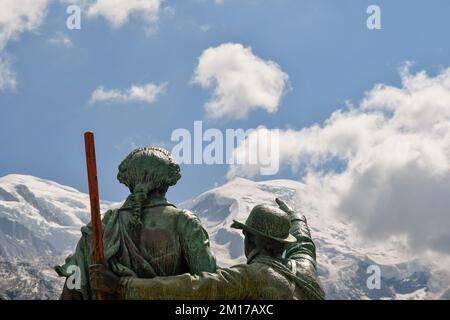 Denkmal für den Reiseleiter Jacques Balmat und Horace-Bénédict de Saussure, der als Gründer des Bergsteigens gilt, Chamonix, Haute Saussure, Frankreich Stockfoto