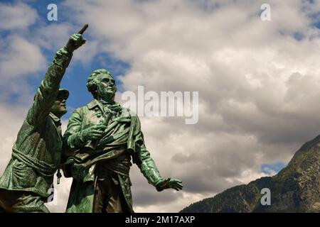 Denkmal für den Reiseleiter Jacques Balmat und Horace-Bénédict de Saussure, der als Gründer des Bergsteigens gilt, Chamonix, Haute Saussure, Frankreich Stockfoto