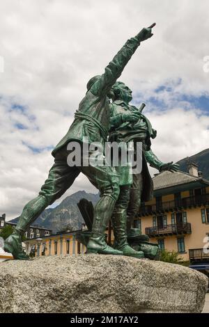 Denkmal für den Reiseleiter Jacques Balmat und Horace-Bénédict de Saussure, der als Gründer des Bergsteigens gilt, Chamonix, Haute Saussure, Frankreich Stockfoto