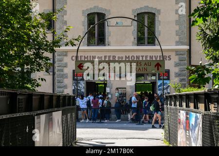 Touristen, die sich am Ticketschalter der Zahnradbahn anstellen, die im Sommer von Chamonix zum Eismeer führt, Chamonix, Haute Savoie, Frankreich Stockfoto