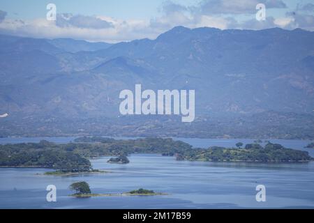 Suchitoto, El Salvador. 10.. Dezember 2022. Blick auf den Suchitlan-See in Suchitoto. Der Suchitlan-See ist der größte See von El Salvador, der sich über 134 Kilometer erstreckt und vier Regionen von Chalatenango, CabaÃ±AS, Cuscatlan und San Salvador umfasst. (Kreditbild: © Camilo Freedman/SOPA Images via ZUMA Press Wire) Kredit: ZUMA Press, Inc./Alamy Live News Stockfoto