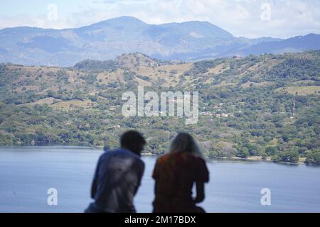 Suchitoto, El Salvador. 10.. Dezember 2022. Ein Paar genießt den Blick auf den Suchitlan-See in Suchitoto. Der Suchitlan-See ist der größte See von El Salvador, der sich über 134 Kilometer erstreckt und vier Regionen von Chalatenango, CabaÃ±AS, Cuscatlan und San Salvador umfasst. (Kreditbild: © Camilo Freedman/SOPA Images via ZUMA Press Wire) Kredit: ZUMA Press, Inc./Alamy Live News Stockfoto