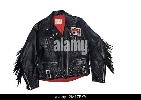 Biker-Jacke aus schwarzem Vintage-Leder, isoliert auf weißem Hintergrund Stockfoto