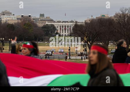 Washington DC, USA. 10.. Dezember 2022. Washington, DC - 10. Dezember 2022: Iranische Demonstranten marschieren auf dem Gelände des Washington Monuments mit dem Weißen Haus im Hintergrund. Die Iraner versammelten sich in Washington DC die 12.. Woche in Folge, um gegen das islamische Regime im Iran zu protestieren. Die Proteste brachen am 16.. September 2022 nach dem Tod von Jina Mahsa Amini durch die Hand der iranischen Moralpolizei aus. (Foto: Kyle Anderson/Sipa USA) Guthaben: SIPA USA/Alamy Live News Stockfoto