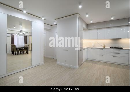 Großer weißer Flur, verbunden mit Zimmer und Küche in einem Studio-Appartement Stockfoto