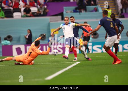 AL KHOR, KATAR - DEZEMBER 10: Torwart Hugo Lloris von Frankreich und Harry Kane von England in Aktion während des 2022. Viertelfinalspiels der FIFA-Weltmeisterschaft Katar zwischen England und Frankreich im Al Bayt Stadium am 10. Dezember 2022 in Al Khor, Katar. (Foto von Amin Jamali/ATP Images)AL KHOR, KATAR - 10. DEZEMBER: Jordan Pickford Torwart of England in Aktion während des FIFA-Weltmeisterschafts-Finalspiels Katar im 2022. Quartal zwischen England und Frankreich im Al Bayt Stadium am 10. Dezember 2022 in Al Khor, Katar. (Foto: Amin Jamali/ATP Images) (JAMALI Amin/ATP/SPP) Stockfoto