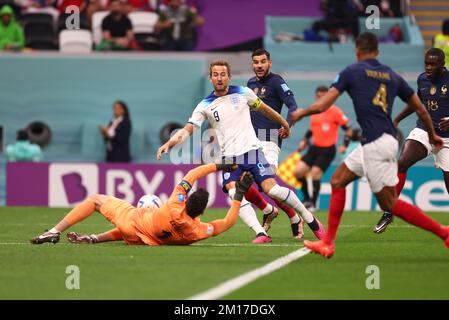 AL KHOR, KATAR - DEZEMBER 10: Torwart Hugo Lloris von Frankreich und Harry Kane von England in Aktion während des 2022. Viertelfinalspiels der FIFA-Weltmeisterschaft Katar zwischen England und Frankreich im Al Bayt Stadium am 10. Dezember 2022 in Al Khor, Katar. (Foto von Amin Jamali/ATP Images)AL KHOR, KATAR - 10. DEZEMBER: Jordan Pickford Torwart of England in Aktion während des FIFA-Weltmeisterschafts-Finalspiels Katar im 2022. Quartal zwischen England und Frankreich im Al Bayt Stadium am 10. Dezember 2022 in Al Khor, Katar. (Foto: Amin Jamali/ATP Images) (JAMALI Amin/ATP/SPP) Stockfoto