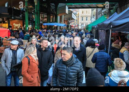 London, Großbritannien. 08.. Dezember 2022. Festliche Einkäufer, Besucher und Touristen drängen sich in die Markthallen des Borough Market, um Kunsthandwerk zu kaufen und einen Glühwein und andere saisonale Angebote zu genießen. Kredit: Imageplotter/Alamy Live News Stockfoto