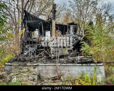 Ein ausgebranntes Haus in Detroit, Michigan, liegt auf einem Betongrundstück. Stockfoto