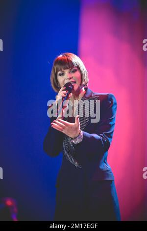 10. Dezember 2022, Neapel, Italien: Die italienische Sängerin Alessandra Amoroso tritt live im PalaPartenope mit ihrer Tutto Accade Tour 2022 auf. (Kreditbild: © Paola Visone/Pacific Press via ZUMA Press Wire) Stockfoto