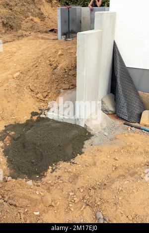 Detailansicht des mit einem Betonbett befestigten Bordsteins im Detail auf der Baustelle Stockfoto