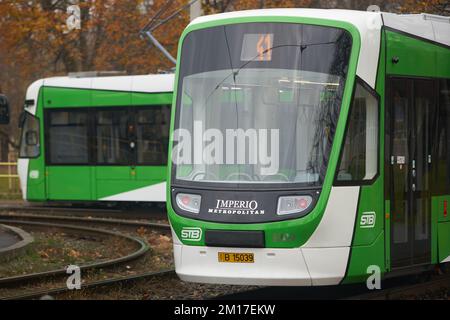 Bukarest, Rumänien - 10. Dezember 2022: ASTRA Imperio Metropolitan, rumänische Doppelgelenkbahn mit niedriger Etage und hoher Transportkapazität Stockfoto