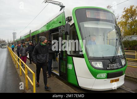 Bukarest, Rumänien - 10. Dezember 2022: ASTRA Imperio Metropolitan, rumänische Doppelgelenkbahn mit niedriger Etage und hoher Transportkapazität Stockfoto