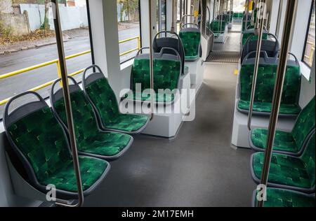 Bukarest, Rumänien - 10. Dezember 2022: ASTRA Imperio Metropolitan, rumänische Doppelgelenkbahn mit niedriger Etage und hoher Transportkapazität Stockfoto