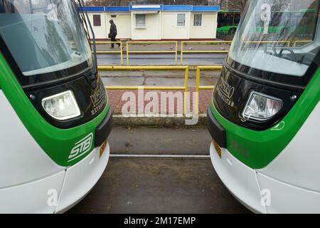 Bukarest, Rumänien - 10. Dezember 2022: ASTRA Imperio Metropolitan, rumänische Doppelgelenkbahn mit niedriger Etage und hoher Transportkapazität Stockfoto