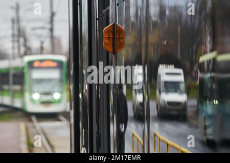 Bukarest, Rumänien - 10. Dezember 2022: ASTRA Imperio Metropolitan, rumänische Doppelgelenkbahn mit niedriger Etage und hoher Transportkapazität Stockfoto
