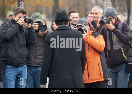 Bukarest, Rumänien - 10. Dezember 2022: Nicusor Dan, Bürgermeister von Bukarest, zum Einweihungstag DER ASTRA Imperio Metropolitan, rumänischer Doppelbarometer Stockfoto