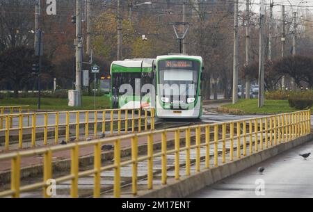 Bukarest, Rumänien - 10. Dezember 2022: ASTRA Imperio Metropolitan, rumänische Doppelgelenkbahn mit niedriger Etage und hoher Transportkapazität Stockfoto