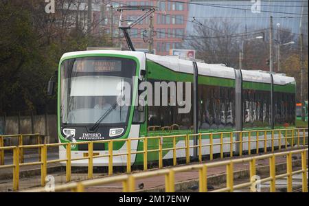 Bukarest, Rumänien - 10. Dezember 2022: ASTRA Imperio Metropolitan, rumänische Doppelgelenkbahn mit niedriger Etage und hoher Transportkapazität Stockfoto