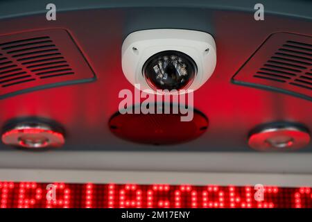 Bukarest, Rumänien - 10. Dezember 2022: ASTRA Imperio Metropolitan, rumänische Doppelgelenkbahn mit niedriger Etage und hoher Transportkapazität Stockfoto