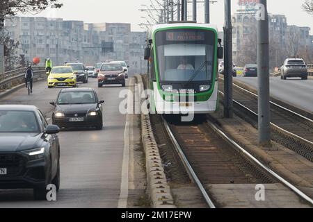 Bukarest, Rumänien - 10. Dezember 2022: ASTRA Imperio Metropolitan, rumänische Doppelgelenkbahn mit niedriger Etage und hoher Transportkapazität Stockfoto