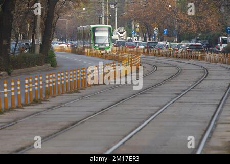 Bukarest, Rumänien - 10. Dezember 2022: ASTRA Imperio Metropolitan, rumänische Doppelgelenkbahn mit niedriger Etage und hoher Transportkapazität Stockfoto